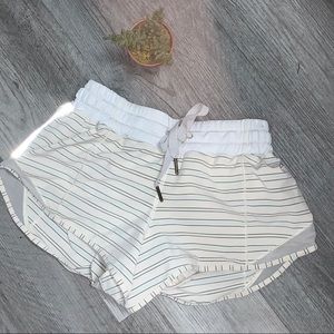 Lululemon Hotty Hot, Ally cat w/Angel wing. Size 4